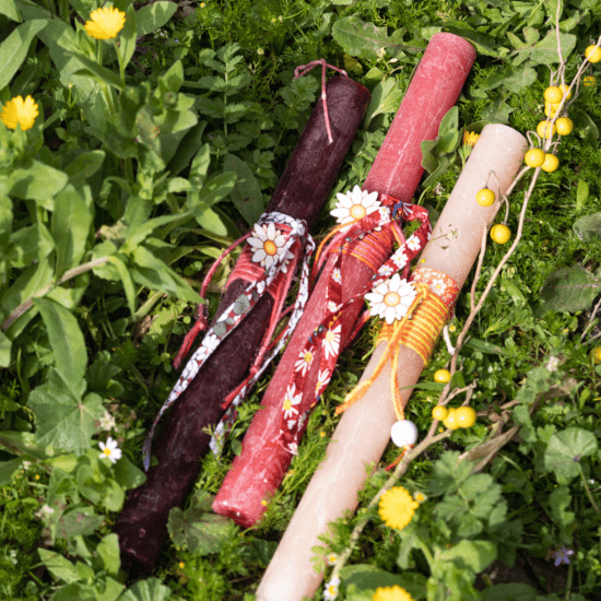 WAKS Easter candles Χειροποίητες Πασχαλινές λαμπάδες με ξύλινα οικολογικά στολίδια χάντρες και κεντήματα